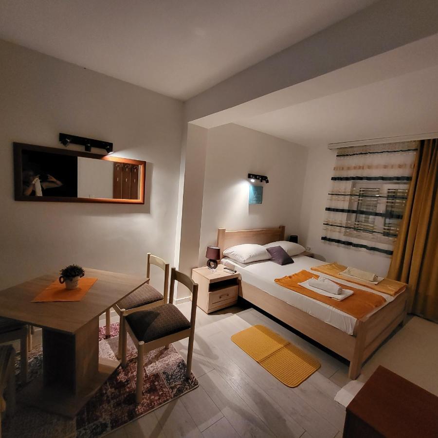 Apartmani Mia Sorajic Petrovac Exterior foto